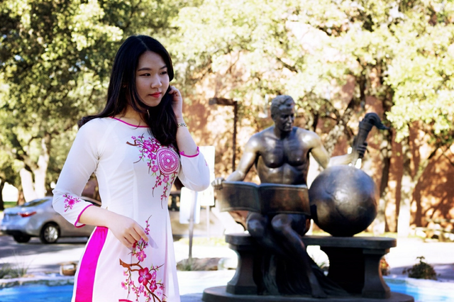 Nữ du học sinh Việt xinh đẹp diện áo dài đón Tết xa nhà đầu tiên ở Mỹ - 2
