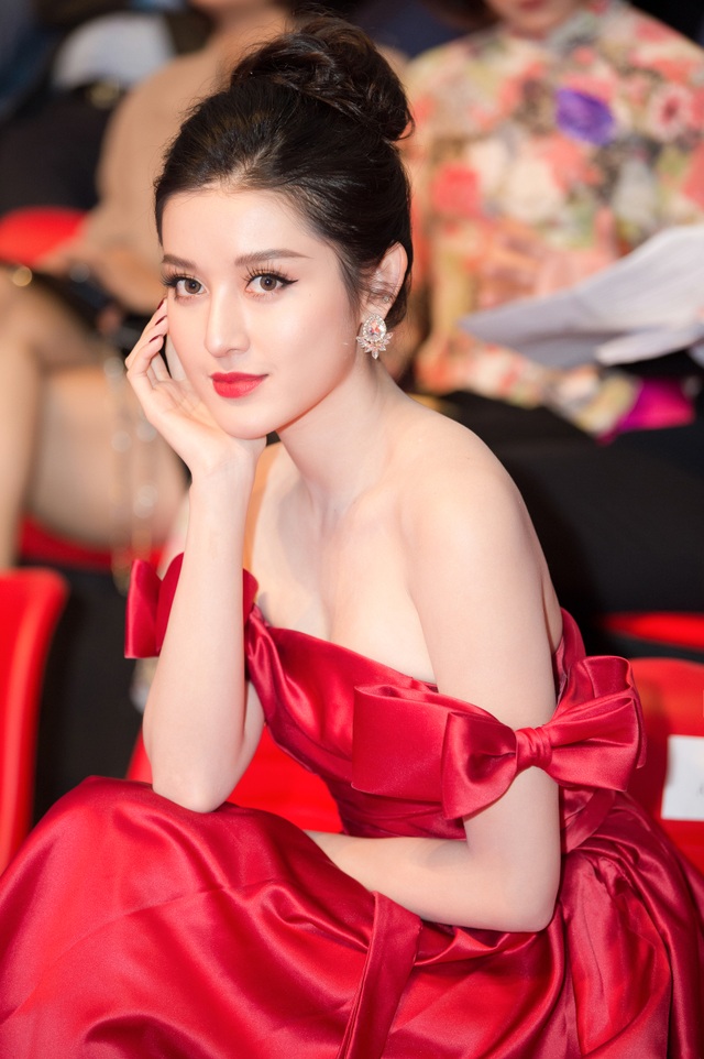 A Hậu Huyền My Tinh Tứ Dựa Vai Bắn Tim Cầu Thủ đoan Văn Hậu Bao Dan Tri