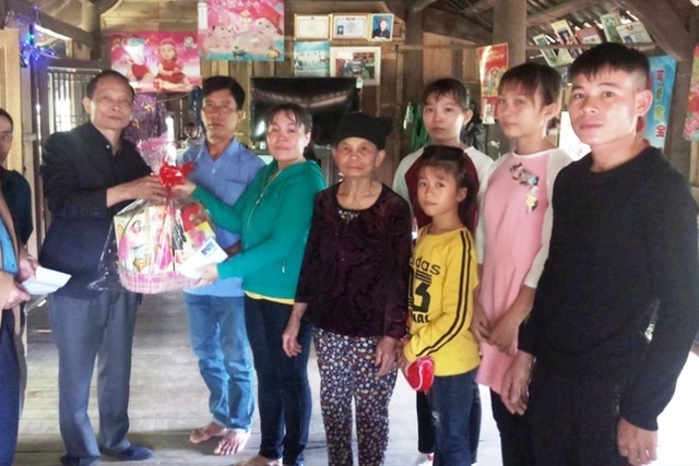 Nữ công nhân òa khóc ôm mẹ sau 16 năm mới về quê đón Tết - 5 Nữ công nhân òa khóc ôm mẹ sau 16 năm mới về quê đón Tết - 5