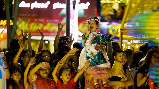Bí thư Nhân lì xì... chú heo đất ở đường hoa Nguyễn Huệ - 13 Bí thư Nhân lì xì... chú heo đất ở đường hoa Nguyễn Huệ - 13