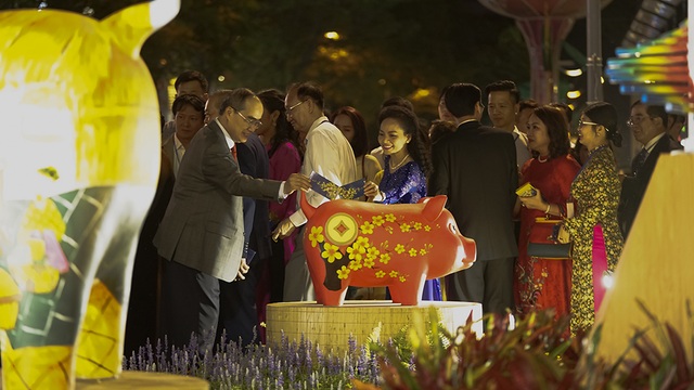 Bí thư Nhân lì xì... chú heo đất ở đường hoa Nguyễn Huệ - 3 Bí thư Nhân lì xì... chú heo đất ở đường hoa Nguyễn Huệ - 3
