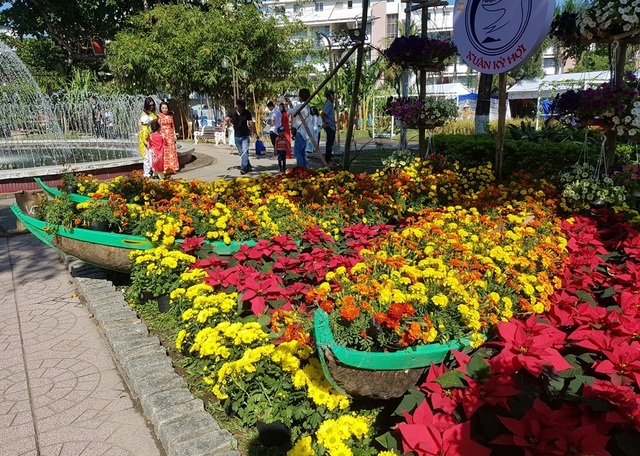Nha Trang: Trăm hoa khoe sắc bên bờ biển, người người háo hức du xuân - 2 Nha Trang: Trăm hoa khoe sắc bên bờ biển, người người háo hức du xuân - 2