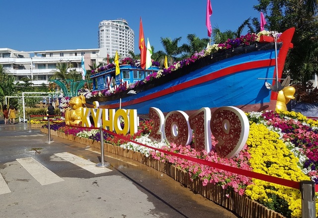 Nha Trang: Trăm hoa khoe sắc bên bờ biển, người người háo hức du xuân - 10 Nha Trang: Trăm hoa khoe sắc bên bờ biển, người người háo hức du xuân - 10