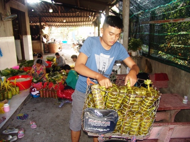 Cận Tết, lò bánh tét Đức Hoà đỏ lửa 24/24 phục vụ thượng đế - 2 Cận Tết, lò bánh tét Đức Hoà đỏ lửa 24/24 phục vụ thượng đế - 2