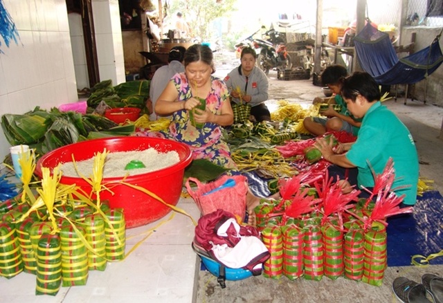 Cận Tết, lò bánh tét Đức Hoà đỏ lửa 24/24 phục vụ thượng đế - 3 Cận Tết, lò bánh tét Đức Hoà đỏ lửa 24/24 phục vụ thượng đế - 3