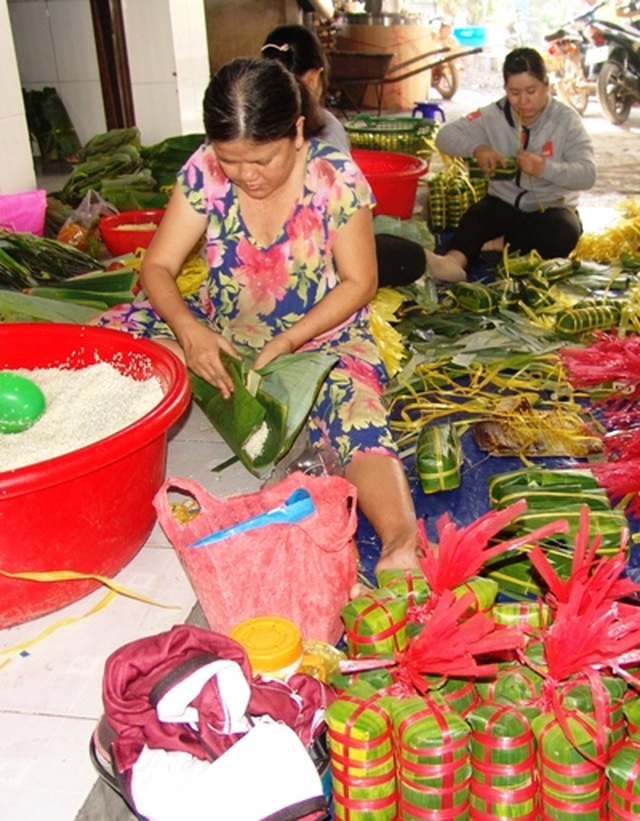 Cận Tết, lò bánh tét Đức Hoà đỏ lửa 24/24 phục vụ thượng đế - 4 Cận Tết, lò bánh tét Đức Hoà đỏ lửa 24/24 phục vụ thượng đế - 4