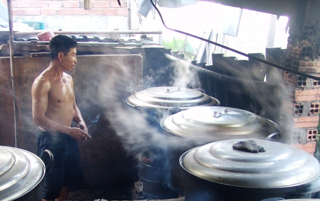 Cận Tết, lò bánh tét Đức Hoà đỏ lửa 24/24 phục vụ thượng đế - 5 Cận Tết, lò bánh tét Đức Hoà đỏ lửa 24/24 phục vụ thượng đế - 5