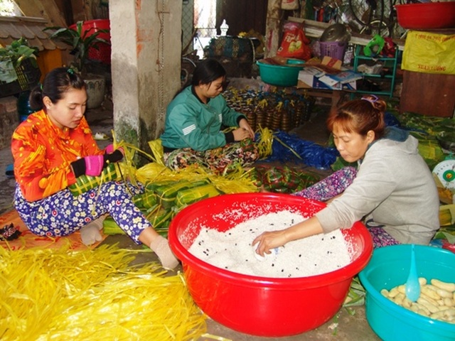 Cận Tết, lò bánh tét Đức Hoà đỏ lửa 24/24 phục vụ thượng đế - 6 Cận Tết, lò bánh tét Đức Hoà đỏ lửa 24/24 phục vụ thượng đế - 6