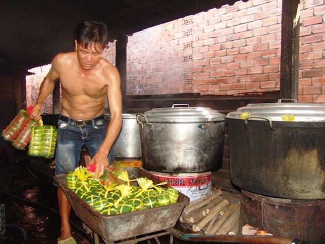 Cận Tết, lò bánh tét Đức Hoà đỏ lửa 24/24 phục vụ thượng đế - 7 Cận Tết, lò bánh tét Đức Hoà đỏ lửa 24/24 phục vụ thượng đế - 7