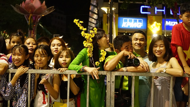 Bí thư Nhân lì xì... chú heo đất ở đường hoa Nguyễn Huệ - 5 Bí thư Nhân lì xì... chú heo đất ở đường hoa Nguyễn Huệ - 5