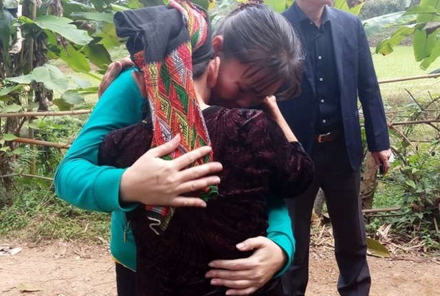 Nữ công nhân òa khóc ôm mẹ sau 16 năm mới về quê đón Tết - 1 Nữ công nhân òa khóc ôm mẹ sau 16 năm mới về quê đón Tết - 1