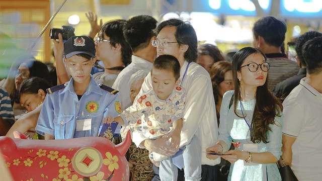 Bí thư Nhân lì xì... chú heo đất ở đường hoa Nguyễn Huệ - 7 Bí thư Nhân lì xì... chú heo đất ở đường hoa Nguyễn Huệ - 7