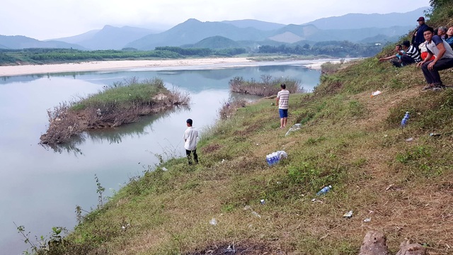 Tìm kiếm phụ nữ mất tích dưới sông Tìm kiếm phụ nữ mất tích dưới sông