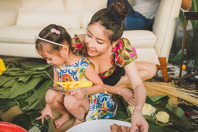 Hoa hậu Hà Kiều Anh ăn mặc giản dị cùng các con gói bánh chưng ngày Tết - 10 Hoa hậu Hà Kiều Anh ăn mặc giản dị cùng các con gói bánh chưng ngày Tết - 10