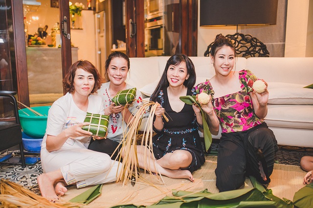Hoa hậu Hà Kiều Anh ăn mặc giản dị cùng các con gói bánh chưng ngày Tết - 16 Hoa hậu Hà Kiều Anh ăn mặc giản dị cùng các con gói bánh chưng ngày Tết - 16