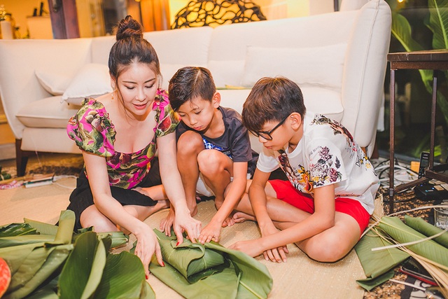Hoa hậu Hà Kiều Anh ăn mặc giản dị cùng các con gói bánh chưng ngày Tết - 6 Hoa hậu Hà Kiều Anh ăn mặc giản dị cùng các con gói bánh chưng ngày Tết - 6