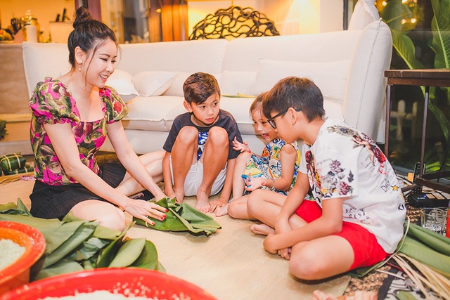 Hoa hậu Hà Kiều Anh ăn mặc giản dị cùng các con gói bánh chưng ngày Tết - 7 Hoa hậu Hà Kiều Anh ăn mặc giản dị cùng các con gói bánh chưng ngày Tết - 7