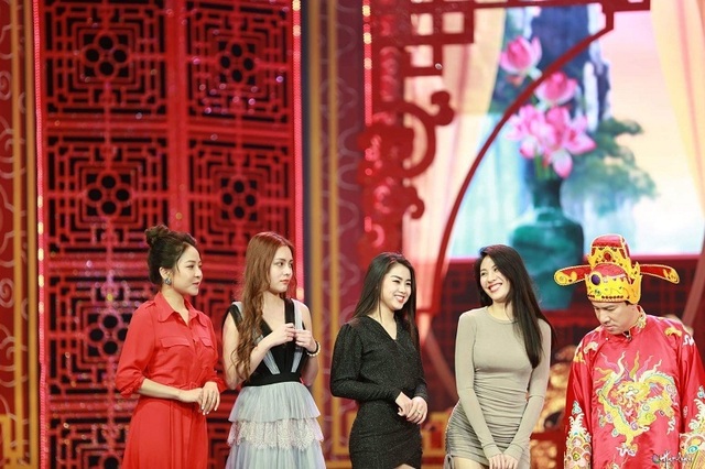 “Hot girl World Cup” Trâm Anh tiết lộ về lần đầu được diễn cùng các Táo quân - 2 “Hot girl World Cup” Trâm Anh tiết lộ về lần đầu được diễn cùng các Táo quân - 2