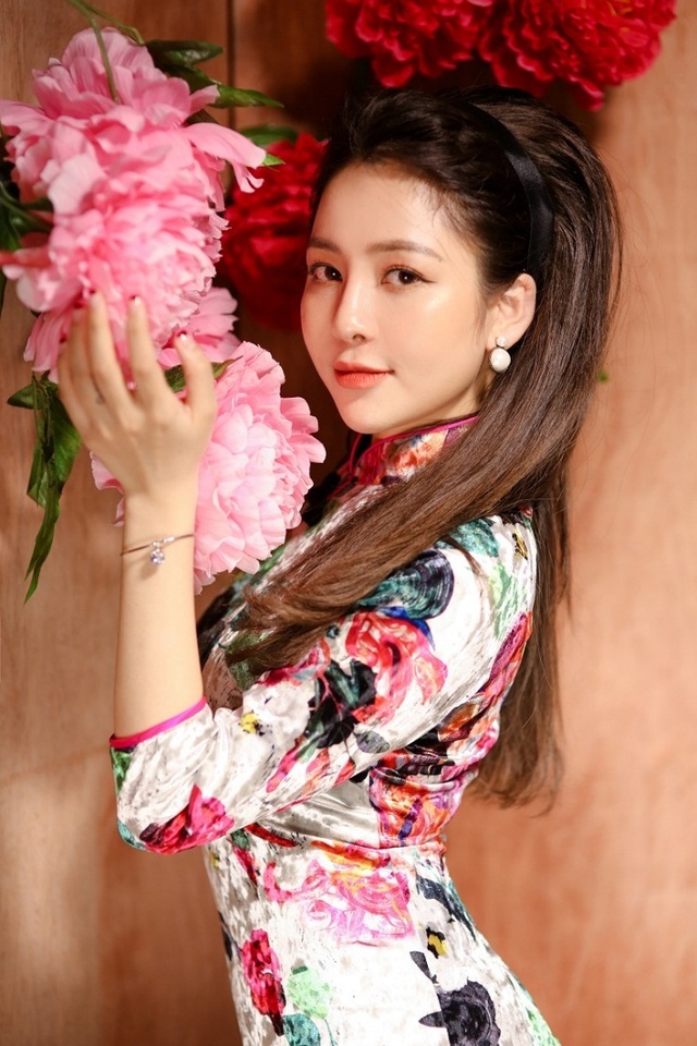 “Hot girl World Cup” Trâm Anh tiết lộ về lần đầu được diễn cùng các Táo quân - 4 “Hot girl World Cup” Trâm Anh tiết lộ về lần đầu được diễn cùng các Táo quân - 4