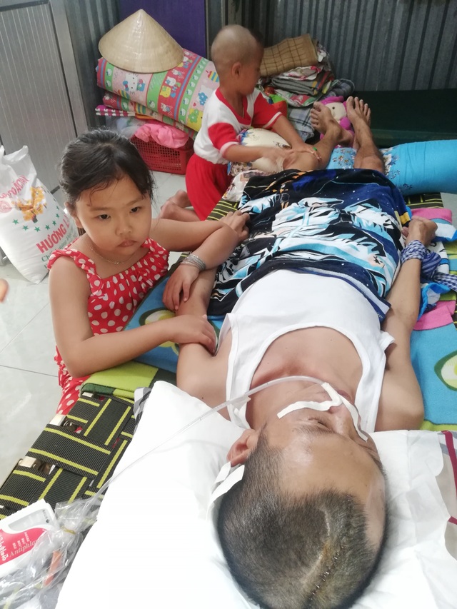 Cha nằm liệt giường vì tai nạn giao thông, 2 con thơ mịt mù tương lai - 11 Cha nằm liệt giường vì tai nạn giao thông, 2 con thơ mịt mù tương lai - 11