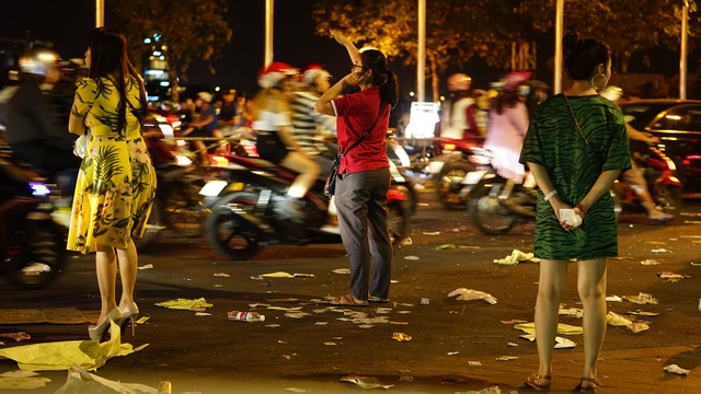 Bỏ đi suy nghĩ, cứ xả rác rồi cũng có... người dọn! - 11 Bỏ đi suy nghĩ, cứ xả rác rồi cũng có... người dọn! - 11
