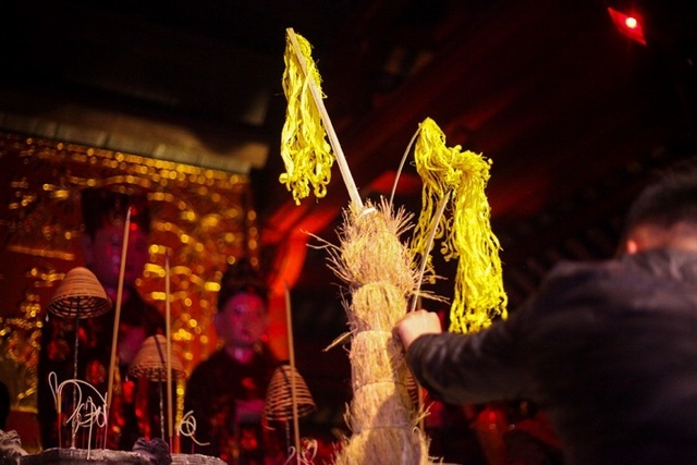 Người dân xin giò hoa tre cầu may ở đền thờ Thánh Gióng - 2 Người dân xin giò hoa tre cầu may ở đền thờ Thánh Gióng - 2