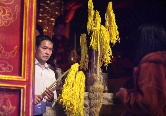 Người dân xin giò hoa tre cầu may ở đền thờ Thánh Gióng - 3 Người dân xin giò hoa tre cầu may ở đền thờ Thánh Gióng - 3