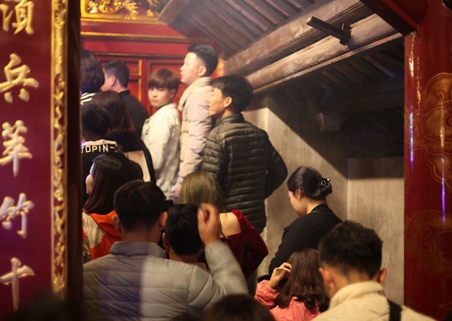 Người dân xin giò hoa tre cầu may ở đền thờ Thánh Gióng - 4 Người dân xin giò hoa tre cầu may ở đền thờ Thánh Gióng - 4