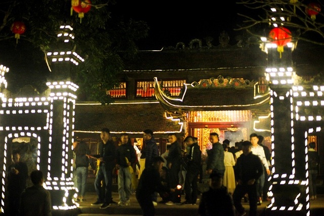 Người dân xin giò hoa tre cầu may ở đền thờ Thánh Gióng - 5 Người dân xin giò hoa tre cầu may ở đền thờ Thánh Gióng - 5