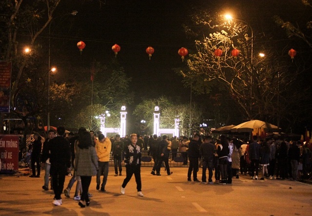 Người dân xin giò hoa tre cầu may ở đền thờ Thánh Gióng - 9 Người dân xin giò hoa tre cầu may ở đền thờ Thánh Gióng - 9