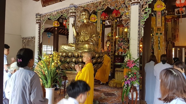 Người dân Huế, Đắc Lắc đến chùa cầu an mùng 1 Tết - 2 Người dân Huế, Đắc Lắc đến chùa cầu an mùng 1 Tết - 2