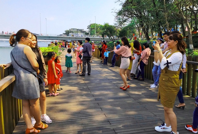 Cầu gỗ lim Huế nhộn nhịp đón người dân du Xuân những ngày đầu năm - 1 Cầu gỗ lim Huế nhộn nhịp đón người dân du Xuân những ngày đầu năm - 1