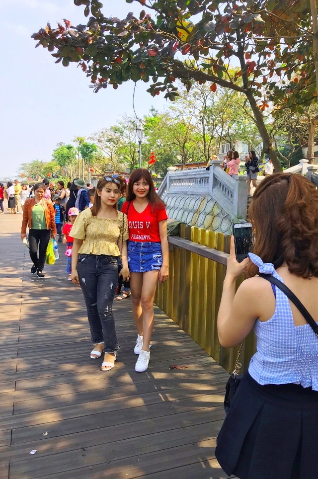 Cầu gỗ lim Huế nhộn nhịp đón người dân du Xuân những ngày đầu năm - 2 Cầu gỗ lim Huế nhộn nhịp đón người dân du Xuân những ngày đầu năm - 2