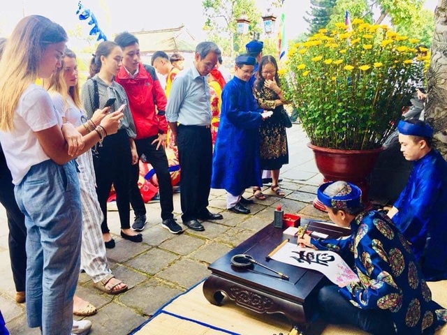 Chu tich tinh Thua Thien Hue don khach ngay dau nam tai cua Ngo Mon 15.jpg Chu tich tinh Thua Thien Hue don khach ngay dau nam tai cua Ngo Mon 15.jpg