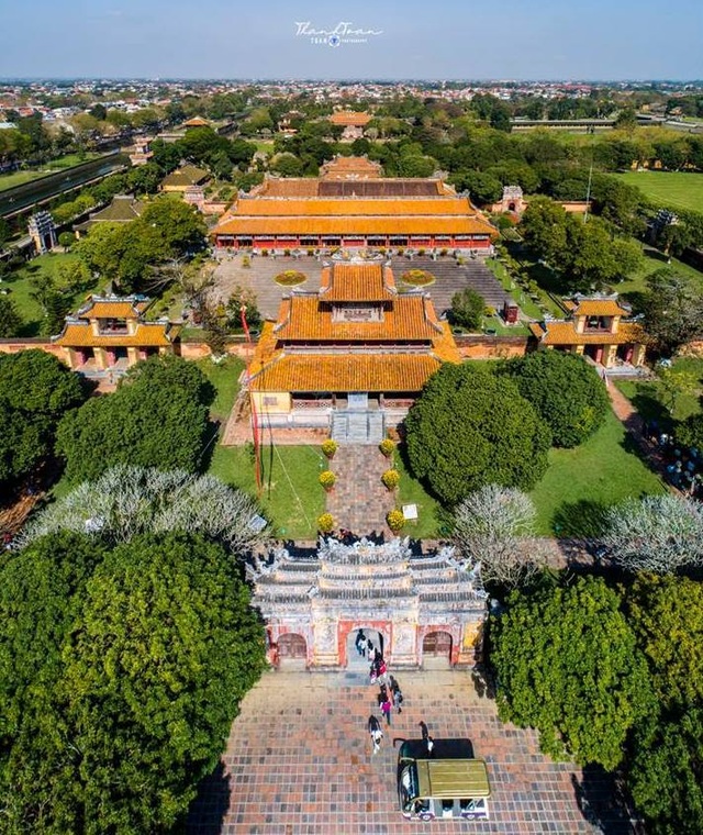 Chu tich tinh Thua Thien Hue don khach ngay dau nam tai cua Ngo Mon 19.jpg Chu tich tinh Thua Thien Hue don khach ngay dau nam tai cua Ngo Mon 19.jpg