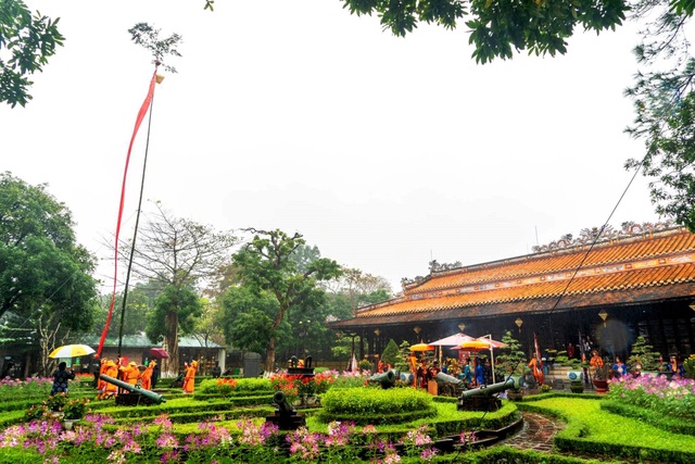 Chu tich tinh Thua Thien Hue don khach ngay dau nam tai cua Ngo Mon 25.jpg Chu tich tinh Thua Thien Hue don khach ngay dau nam tai cua Ngo Mon 25.jpg