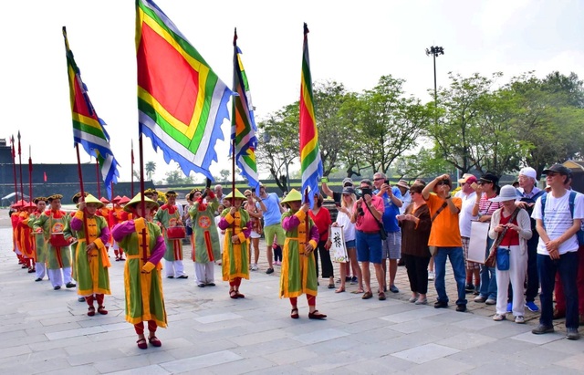 Chu tich tinh Thua Thien Hue don khach ngay dau nam tai cua Ngo Mon 7.jpg Chu tich tinh Thua Thien Hue don khach ngay dau nam tai cua Ngo Mon 7.jpg