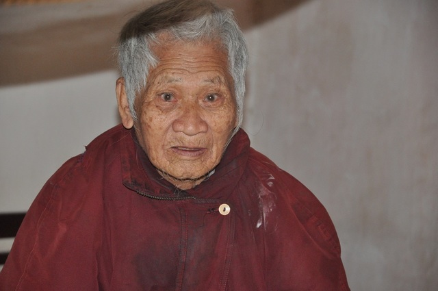 Nghẹn đắng cảnh cha già chống gậy đi tìm con trong bụi chuối - 1 Nghẹn đắng cảnh cha già chống gậy đi tìm con trong bụi chuối - 1