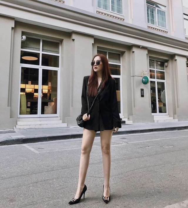 Em họ Hương Tràm: Thích mặc mốt giấu quần, trẻ đẹp gợi cảm không kém chị - 17..jpg Em họ Hương Tràm: Thích mặc mốt giấu quần, trẻ đẹp gợi cảm không kém chị - 17..jpg