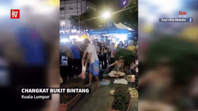 Khách Tây tung hứng trẻ sơ sinh trong màn biểu diễn để xin tiền - 1 Khách Tây tung hứng trẻ sơ sinh trong màn biểu diễn để xin tiền - 1