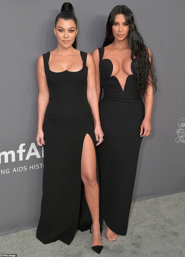 Kinh ngạc với váy hở bạo của chị em Kardashian - 1