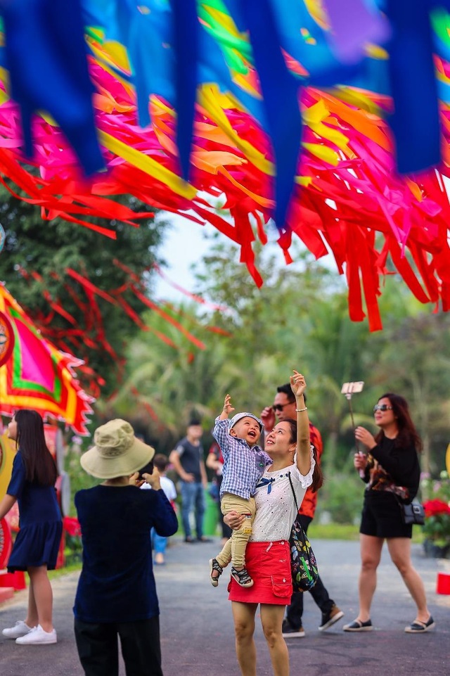 Người Hà Nội đổ xô đến Ecopark ngắm thiên nga, chèo thuyền Kayak - 8 Người Hà Nội đổ xô đến Ecopark ngắm thiên nga, chèo thuyền Kayak - 8