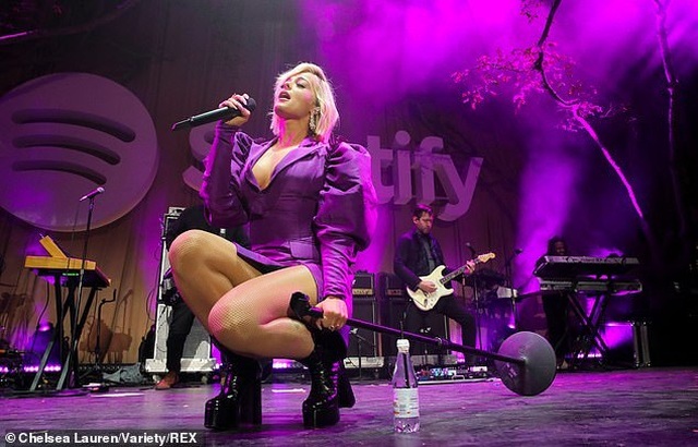 Bebe Rexha khoe ngực với váy xẻ sâu - 5 Bebe Rexha khoe ngực với váy xẻ sâu - 5