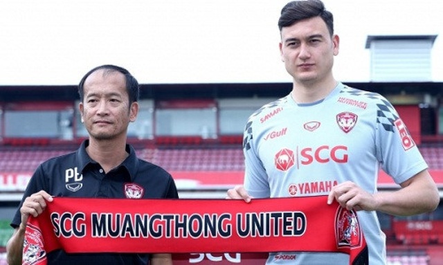 Muangthong.jpg HLV Muangthong United ví Văn Lâm với Oliver Kahn