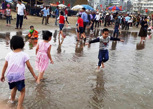 Mùng 5 Tết, bãi biển Sầm Sơn đông người tắm như mùa hè - 6