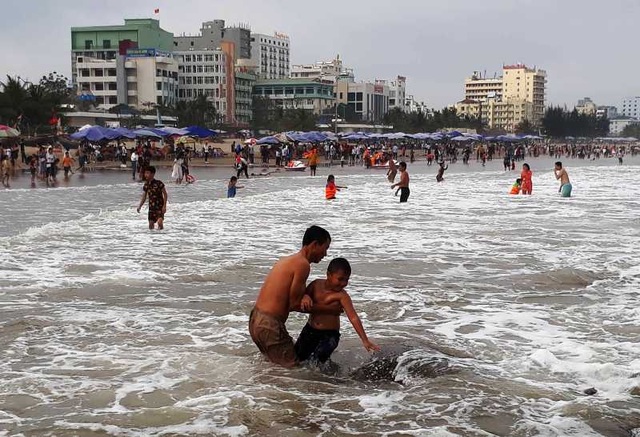 Mùng 5 Tết, bãi biển Sầm Sơn đông người tắm như mùa hè - 8