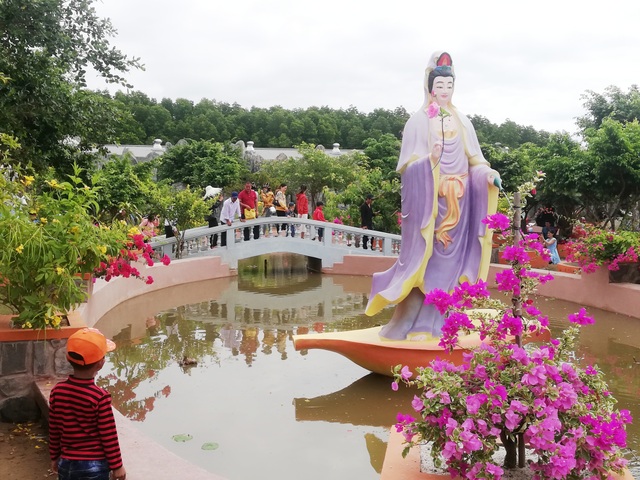 Hàng ngàn người đội nắng nườm nượp đi vía Bà ở xứ Công tử Bạc Liêu - 10 Hàng ngàn người đội nắng nườm nượp đi vía Bà ở xứ Công tử Bạc Liêu - 10