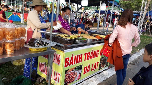 Đà Nẵng: “Hốt bạc” nhờ bán đồ ăn vặt ngày Tết - 5 Đà Nẵng: “Hốt bạc” nhờ bán đồ ăn vặt ngày Tết - 5