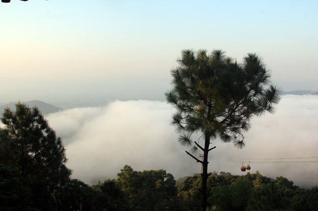 Sương mù mờ ảo, chùa Hương Tích hóa chốn “bồng lai tiên cảnh” | Báo Dân trí