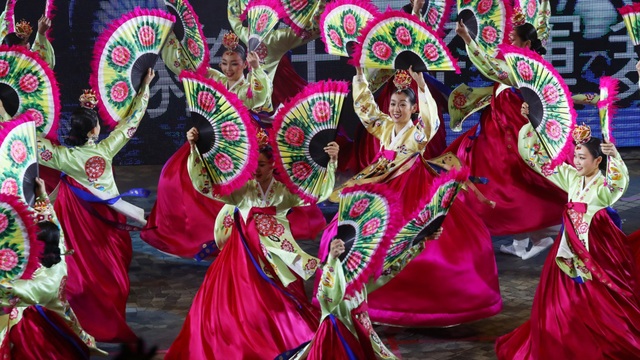 Người Hong Kong ăn mừng năm mới như thế nào? - 13 Người Hong Kong ăn mừng năm mới như thế nào? - 13